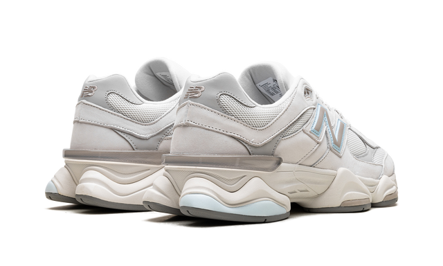 NB 9060 Riflesso Delle Nuvole di Pioggia Nella Cava Blu